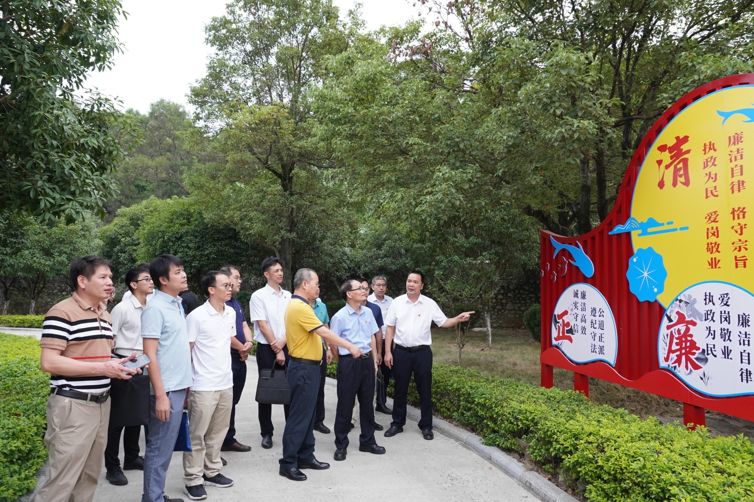 9月29日，廣西糖業集團組織各下屬企業職工到柳興制糖公司參觀清廉文化陣地。 江 瑋 攝.JPG